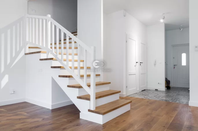 Dąb Naturalny z podstopnicą lakierowną MDF