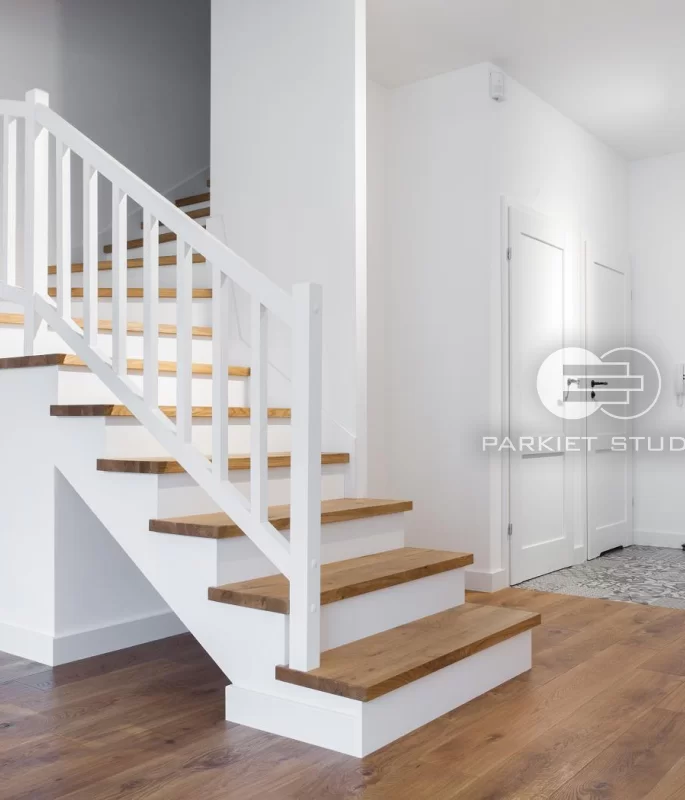 Dąb Naturalny z podstopnicą lakierowną MDF