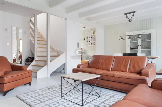 Schody samonośne Dąb bielony między wangowe